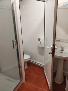 A bathroom at Albergue La Senda