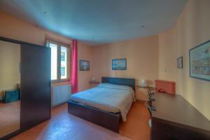Un dormitorio con una cama y un escritorio. en Sogni D'Oro Guest House, en Florencia
