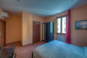 1 dormitorio con cama y ventana en Sogni D'Oro Guest House, en Florencia