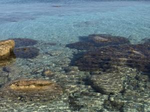 un gruppo di rocce in acqua cristallina di Masseria Boezio Ostuni a Torre Santa Sabina