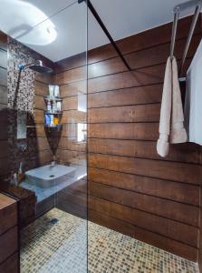 a bathroom with a shower and a sink at Las vistas - Departamento independiente in Cochabamba