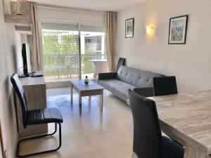 een woonkamer met een bank en een tafel bij apartament de luxe con piscina in Salou