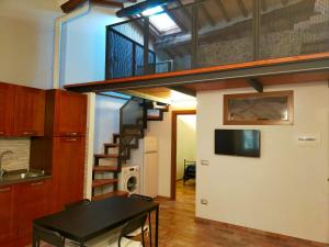 a room with a dining room table and a loft at Casetta di Ghino in Radicofani