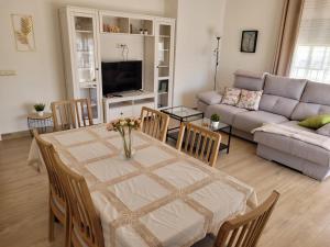 uma sala de estar com uma mesa e um sofá em Marbella Centro em Marbella