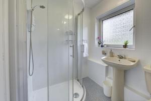 ノーサンプトンにある3-bed House, sleeps 8, Next to Parkのシャワーと洗面台を備えた白いバスルーム +20枚の写真