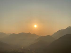 RoncegnoにあるB&B Monte Tesoboの山に沈む夕日の眺め