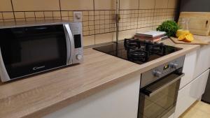 um balcão de cozinha com um micro-ondas e um fogão em APARTMAN MARIO - ARENA ZAGREB em Zagreb