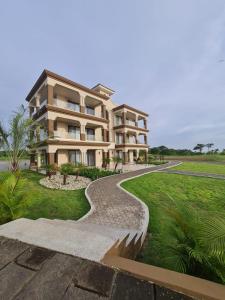 un gran edificio de apartamentos con un camino sinuoso en Gran Pacifica Beach Resort & Homes en San Diego