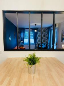 蓬塔利耶Appartement 2 chambres avec terrasse vue sur jardin arboré的相册照片