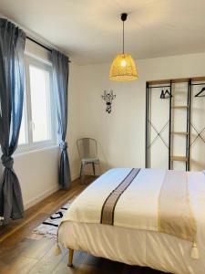 Appartement 2 chambres avec terrasse vue sur jardin arboré客房内的一张或多张床位