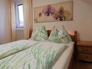 1 dormitorio con 1 cama con flores en la pared en Kinderbauernhof Wachmann en Rohrbach am Kulm