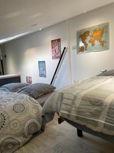Postel nebo postele na pokoji v ubytování Loft exceptionnel à Wépion avec jacuzzi extérieur et cabine infrarouge