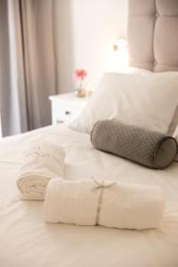 białe łóżko z składanym ręcznikiem w obiekcie The Perfect Room Zadar w mieście Zadar