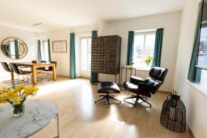 een woonkamer met stoelen en een tafel bij River Residence in Baden
