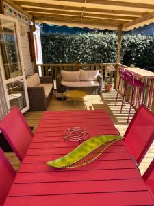 a red table with a green leaf on a patio at Le Lolipop in Capbreton