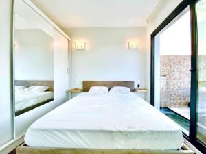 מיטה או מיטות בחדר ב-Trie Vineyard Cottage