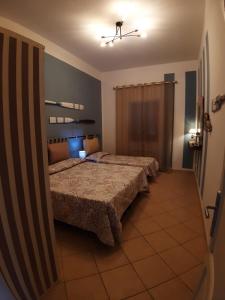 1 dormitorio con 2 camas en una habitación en Trilocale Il timone, en Fetovaia