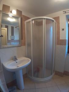 W łazience znajduje się prysznic i umywalka. w obiekcie Trilocale Il timone w mieście Fetovaia