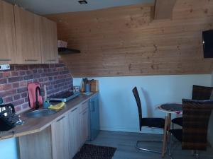 斯维诺乌伊希切Apartamencik Rafi 20m2的厨房配有水槽和带桌子的台面