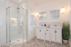 Bilik mandi di Gloucester Place Townhouse with Hot Tub!