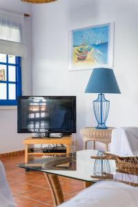 TV a/nebo společenská místnost v ubytování FABULOUS BUNGALOW , WIFI, SWIMMING POOL AND BEACH