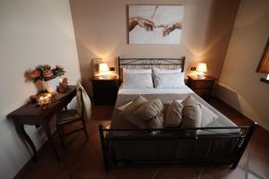 een slaapkamer met een bed en een tafel met 2 lampen bij La Cascina Nel Bosco in Faicchio