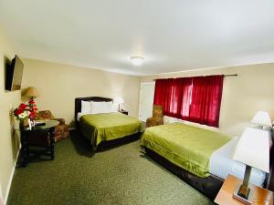 Postel nebo postele na pokoji v ubytování Sage N Sand Motel