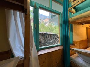 Rúm í herbergi á The Vagabond Manali