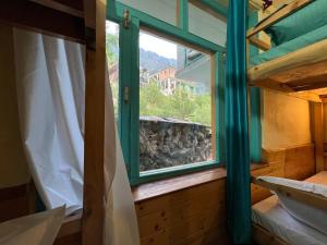 Rúm í herbergi á The Vagabond Manali
