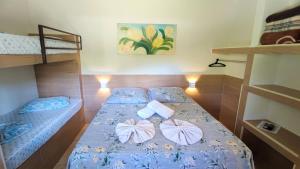 Uma ou mais camas em beliche em um quarto em Chalés Vila da Serra
