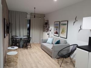salon z kanapą i stołem w obiekcie Na Wydmach w Pobierowie w Pobierowie +35 zdjęć