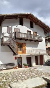 a white building with a staircase and a balcony at Casa Natalia in Caoria