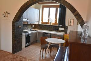 Kuchyňa alebo kuchynka v ubytovaní Apartmán s klavírem