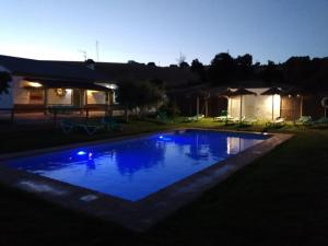 The swimming pool at or close to Rincón de Marco y María
