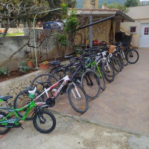 una fila de bicicletas estacionadas al lado de un edificio en Peter&Zana Apartments, en Stari Grad