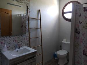 A bathroom at Rincón de Marco y María
