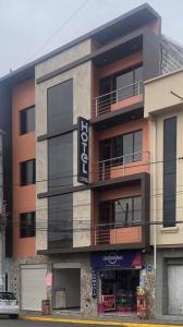 un edificio con un cartel en el costado en HOTEL CENTRAL en El Tambo