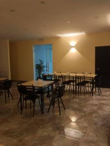 un grupo de mesas y sillas en una habitación en HOTEL CENTRAL, en El Tambo