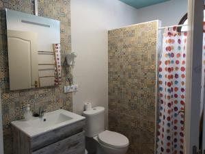 A bathroom at Rincón de Marco y María Még 25 kép