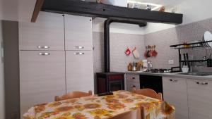 a kitchen with a table and chairs and a stove at Casa Natalia in Caoria