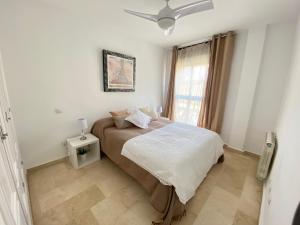 um quarto com uma cama e uma janela em Apartamento Plaza España Las Rozas em Las Rozas de Madrid