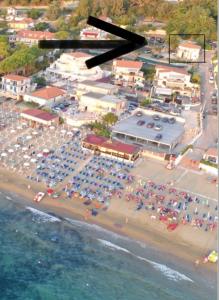 uma vista para uma praia com um monte de carros em Blue sea b&b em Castellabate