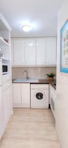 A kitchen or kitchenette at Apartamento Flamingo by DENIA COSTA