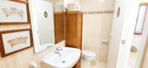 A bathroom at Apartamento Flamingo by DENIA COSTA