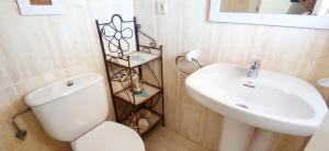 A bathroom at Apartamento Flamingo by DENIA COSTA
