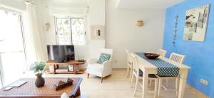 A television and/or entertainment centre at Apartamento Flamingo by DENIA COSTA