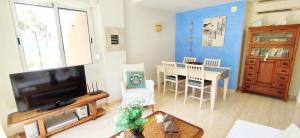 A television and/or entertainment centre at Apartamento Flamingo by DENIA COSTA