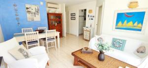 A seating area at Apartamento Flamingo by DENIA COSTA
