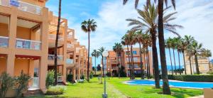 The swimming pool at or close to Apartamento Flamingo by DENIA COSTA