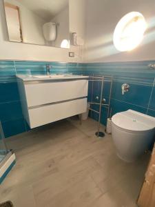 ein Bad mit einem Waschbecken und einem WC in der Unterkunft Blue sea b&b in Castellabate